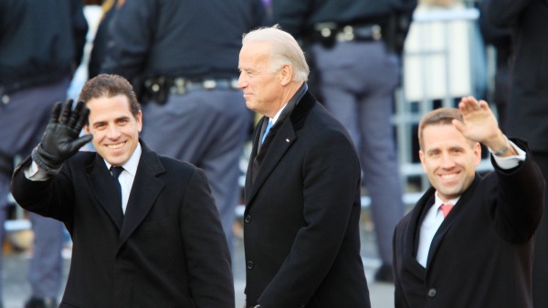 2009年1月20日，拜登和小儿子亨特（左）和大兒子博參加华盛顿副總統就職儀式。
