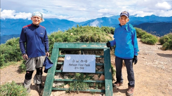 51岁儿子陈自寅（左）带着78岁老父陈永财（右），先爬合欢西峰作为体能训练，最后终于完成人生愿望，用11个小时完成“单攻”玉山主峰。