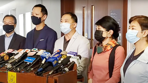 民主党主席胡志伟（中）认为，“明日大屿”是林郑欺骗香港人的面子工程，林郑习惯性说谎已经是公开的事实。（图片来源：看中国直播截图）
