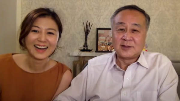 香港實業家袁弓夷與女兒袁彌明一同在YouTube頻道談論政經話題。（圖片來源：袁弓夷政經頻道截圖）