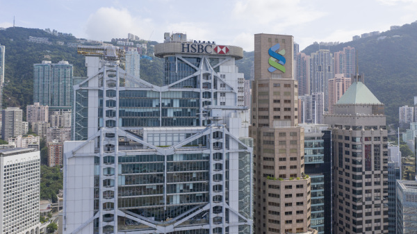 香港前立法會議員許智峯宣佈流亡後，他和家人的銀行戶口被凍結。匯豐銀行6日一度解封部份戶口，但次日在警方指示下再次凍結。（圖片來源：Ruby Tang/看中國）