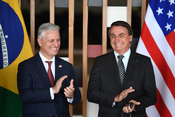 2020年10月20日，美国国家安全顾问奥布赖恩和巴西总统博尔索纳罗在在巴西利亚的伊塔玛拉提宫举行的会议上。