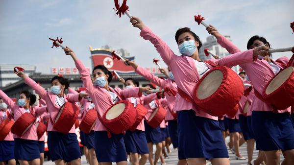 2020年10月12日，朝鲜开始了“80天战斗”活动，迎接即将在2021年1月召开的劳动党八大。图为带着口罩的朝鲜妇女们在平壤金日成广场游行。