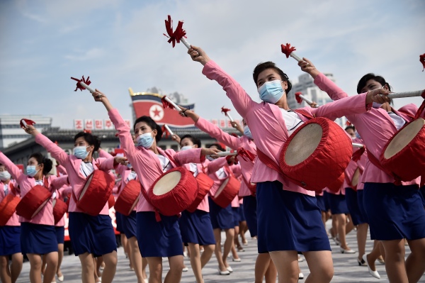 图为带着口罩的朝鲜妇女们在平壤金日成广场游行