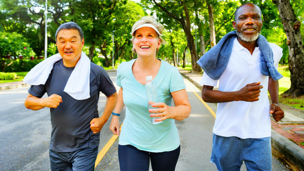 上年纪的人，适当的锻练，能延缓大脑衰老，抑制老年痴呆的发生。
