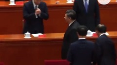 习激昂演说称“腿肚子不会抖”后步履不稳（视频）(图)