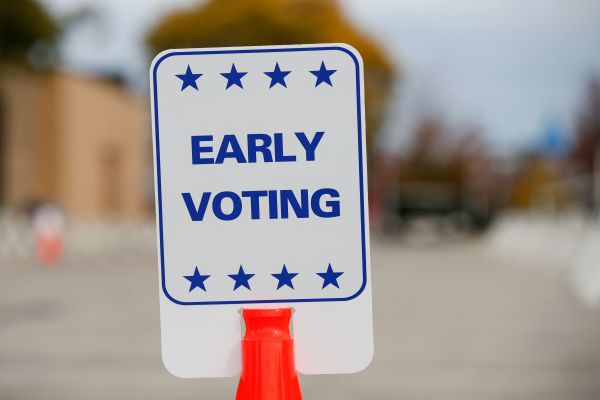 美国2020年大选提前投票达到了创纪录的投票数量。（图片来源： KAMIL KRZACZYNSKI/AFP via Getty Images）