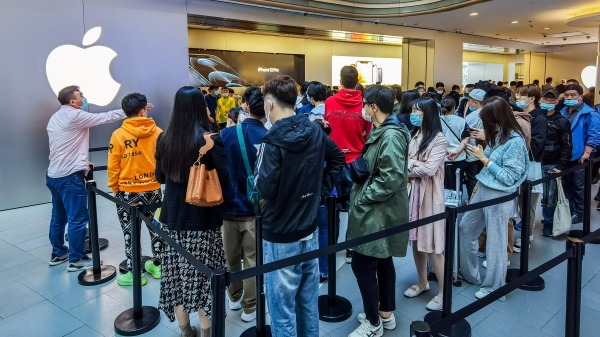 10月23日，上海蘋果專賣店外排起了長龍