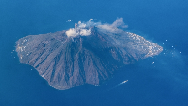 斯特龙伯利岛上的火山，是当今全球最活跃的火山之一。
