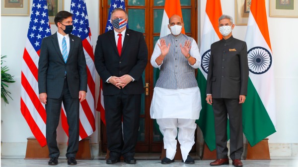 美国国务卿蓬佩奥（L. 2），美国国防部长马克・埃斯珀（L），印度国防部长辛格（Rajnath Singh）（2R）和印度外交部长苏杰生(Subrahmanyam Jaishankar)于10月在新德里海德拉巴故居举行会议前合影留念2020年7月27日。