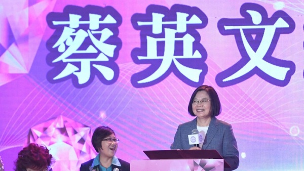 國民黨昨日發布一張將蔡英文Ｐ成毛澤東的圖片，遭到多方痛批。圖為蔡英文20日出席世界華人工商婦女企管協會「2020世界年會開幕典禮」致詞。