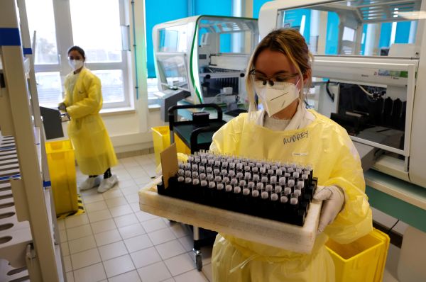 2020年10月28日，位於巴黎的一個中共病毒檢測實驗室。