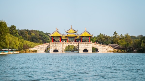 扬州瘦西湖位于江苏省扬州市西北郊区，原名保障湖，由隋朝、唐朝等朝代兴建的护城河连缀而成，与著名的京杭大运河保持相通。