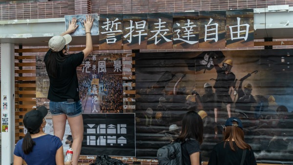 图为去年9月29日，香港大学连侬墙被亲共人士破坏后，学生自发重建。（图片来源：Getty Images）