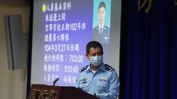 關於今日上午的戰機墜海意外，空軍參謀長黃志偉在國防部記者會上說明此事。