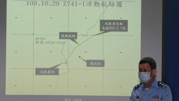 空军司令部参谋长黄志伟今日上午在国防部召开记者会公布失事战机活动航迹。