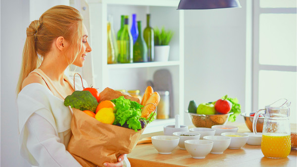 飲食應盡量多樣化，保證新鮮蔬菜和水果的攝入量。
