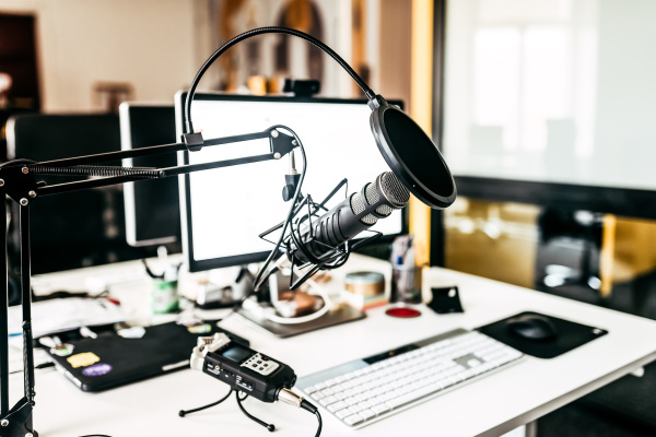 Podcast作为一种媒体形式，由节目主持人先录制好音档，放在Podcast平台上，供听众下载聆听。