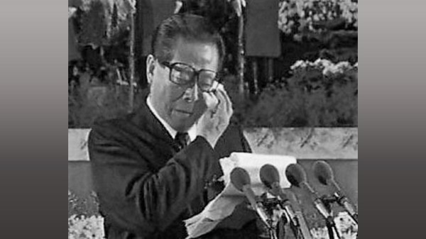 1997年邓小平去世，江泽民在致追悼辞时的“抹泪照”惹众人笑。