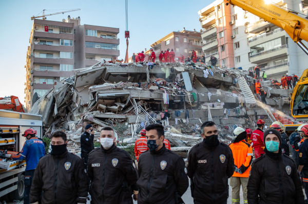 2020年10月31日，土耳其救援隊在伊茲密爾的一棟倒塌的建築物廢墟中尋找倖存者。