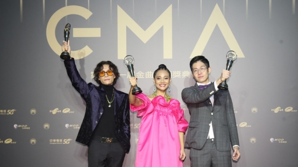 第31屆金曲獎3日晚間在台北流行音樂中心舉行頒獎典禮，歌手阿爆（阿仍仍）（中）本屆拿下最佳原住民語專輯、年度歌曲獎及年度專輯獎共3獎，成為金曲大贏家。