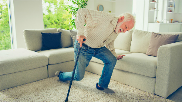 老年人90％以上的骨折由跌倒引起。