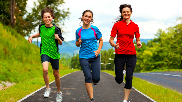 建議大家堅持慢跑，能改善肺部的呼吸功能。