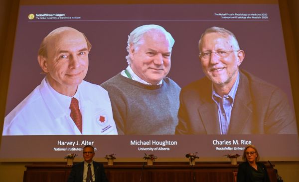 获得诺贝尔医学奖的科学家哈维·阿尔特、迈克尔·霍顿和查尔斯·瑞斯。