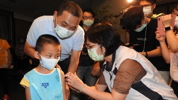新北市政府5日舉辦公費流感疫苗開打記者會，市長侯友宜為施打流感疫苗的小朋友打氣。