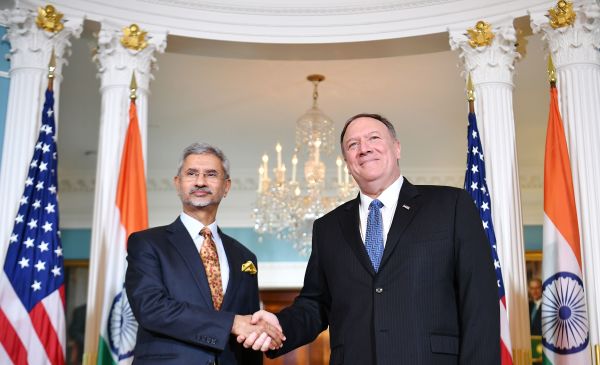 2019年9月30日，蓬佩奥与印度外长苏杰生在美国国务院开会之前握手。