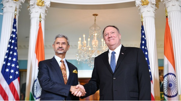 2019年9月30日，蓬佩奧與印度外長蘇傑生在美國國務院開會之前握手。
