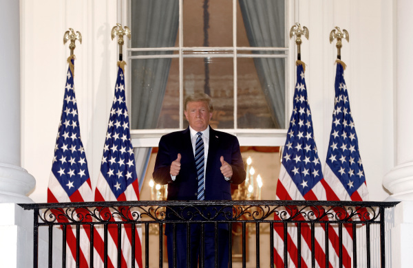 2020年10月5日，川普总统出院回到白宫后，在白宫阳台上向工作人员、支持者及媒体记者致意。（图片来源：Win McNamee/Getty Images）