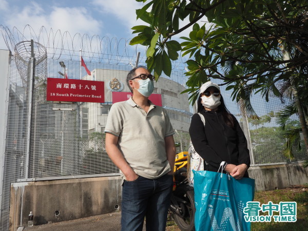 被捕港人李子贤父亲（左）与儿子失联40多日，他对香港的法治感失望。（图片来源：李天正/看中国）