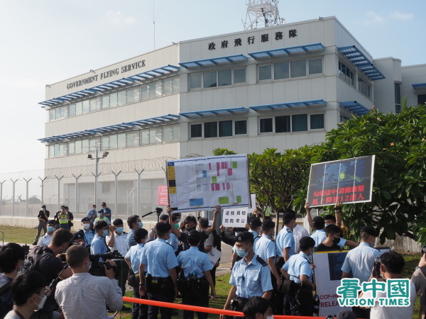 10月8日，被扣押深圳的12港人家属赴飞行服务队总部抗议。（图片来源：李天正/看中国）