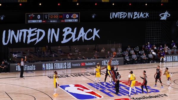 洛杉矶湖人队和迈阿密热火队在2020年NBA总决赛第四场比赛，在ESPN体育馆的AdventHealth竞技场举行，场上有明显“反种族歧视”议题的相关标语。