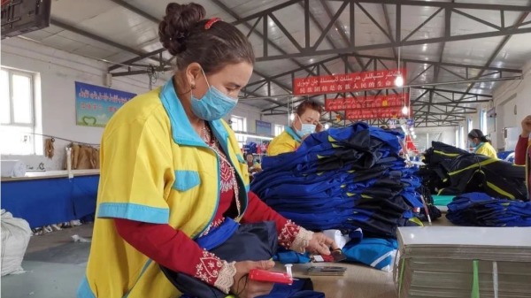 2018年中共当局以“扶贫”之名建立在疏附县的制衣厂，该厂以女工为主，大部分是当地维吾尔妇女（图片来源：网络）