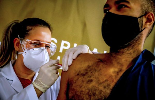 2020年8月8日，巴西南部阿雷格裡港的聖盧卡斯醫院，醫生在給受試者注射中國疫苗。