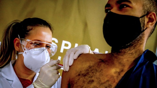 2020年8月8日，巴西南部阿雷格里港的聖盧卡斯醫院，醫生在給受試者注射中國疫苗。
