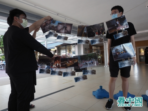 11月11日是反送中“中大保卫战”一周年，中文大学学生会于校内举办一连八天的纪念相片展览。（图片来源：李天正/看中国）