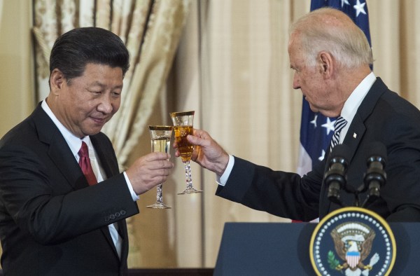 2015年9月25日，美國副總統喬．拜登和中國國家主席習近平在美國國務卿約翰．克里於華盛頓特區國務院舉辦的中國國宴上舉杯。