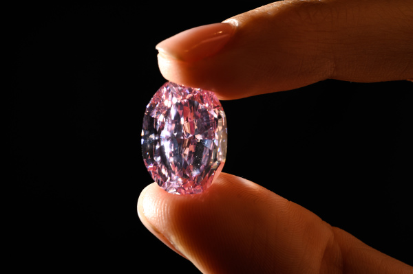 俄罗斯境内开采到的最大粉钻，重达14.83克拉的“玫瑰花魂”。