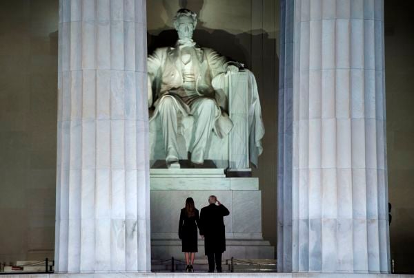 2017年1月19日，川普和妻子梅蘭妮在宣誓就職總統的前一天，來到林肯紀念堂，向林肯總統雕像致敬。