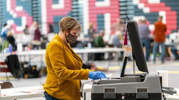 2020年11月3日晚，美國威斯康辛州Sun Prairie的一個計票點，工作人員在使用投票機計算缺席選票。（圖片來源：Andy Manis/Getty Images)