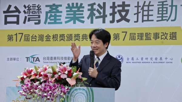 中華民國副總統賴清德表示，「根留台灣、放眼國際」是台灣經濟發展一定要走的方向。