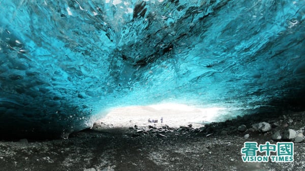 如水晶一樣通透的藍冰，上有大小不一水波紋，陽光在水波紋內折射出明暗不同的光，看得人如癡如醉。（圖片來源：作者提供）
