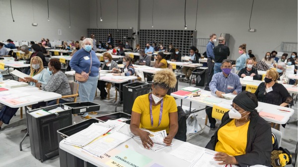 2020年11月16日，乔治亚州Lawrenceville的Gwinnett县选举工作人员在重新手工计票。（图片来源：Megan Varner/Getty Images)
