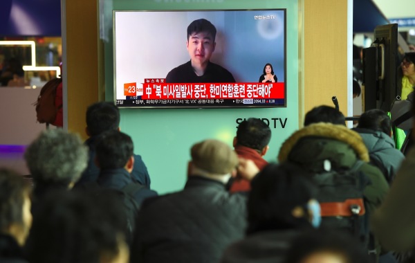 2017年3月8日，韓國首爾火車站的電視正在播放有關金韓松的電視新聞。