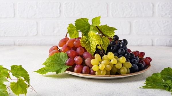 葡萄可美顏抗衰老，但糖尿病人要忌食葡萄。