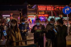 不敢出门的我爸我妈(图)