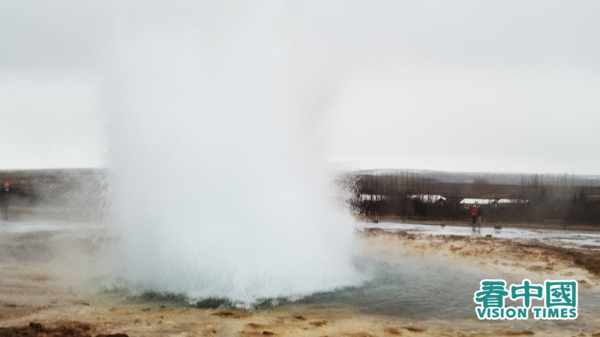 間歇泉噴發，巨大的氣柱噴向半空，旋即化成霧被風吹走。（圖片來源：作者提供